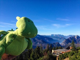 kleiner Drache Roloc fliegt in den Alpen, in Ruhpolding